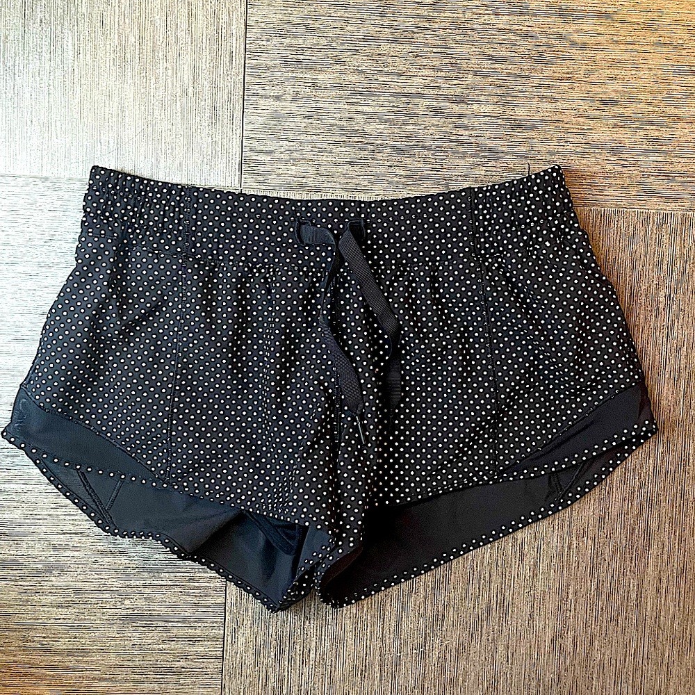 lululemon hotty hot 2.5 inch shorts in size 8